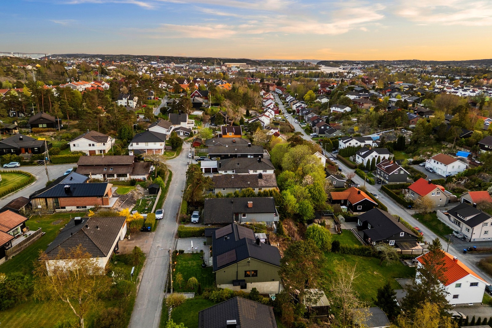 Her har man enkel tilgang til marka med flotte tur- og rekreasjonsmuligheter året rundt. Kort vei til skoler Galleribilde