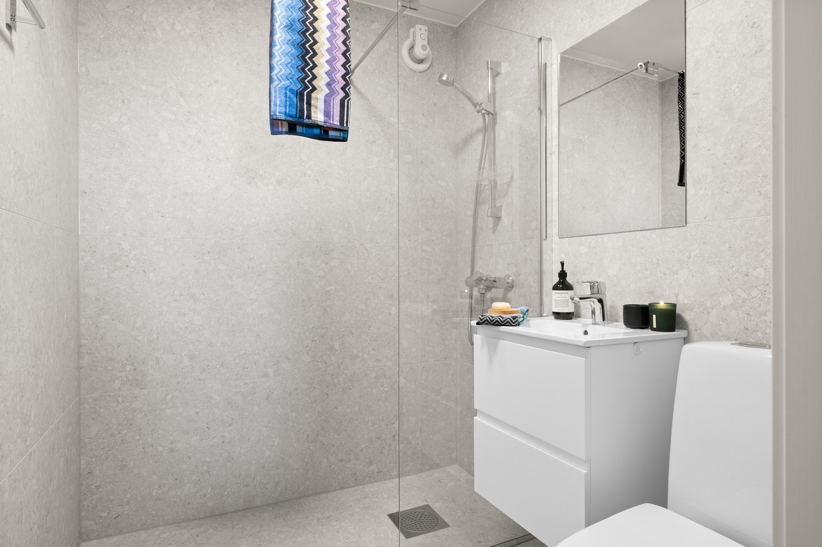 Badet i underetasjen er også moderne utført med store fliser og gulvvarme Galleribilde
