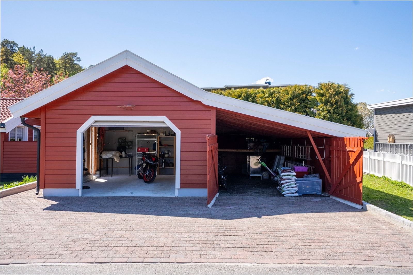 Gode parkeringsmuligheter og ekstra lagringsplass Galleribilde