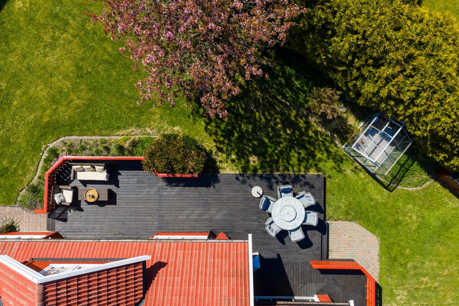 Terrasseområde på 64 m² gir mange muligheter for bruk og møblering, med plass til både loungegruppe og spisegruppe Galleribilde