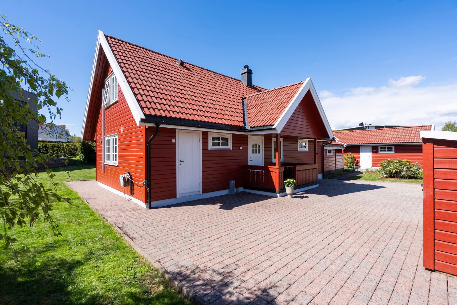 Pent steinlagt fra fremsiden av huset til terrassen på baksiden, som gir en innbydende uteopplevelse Galleribilde