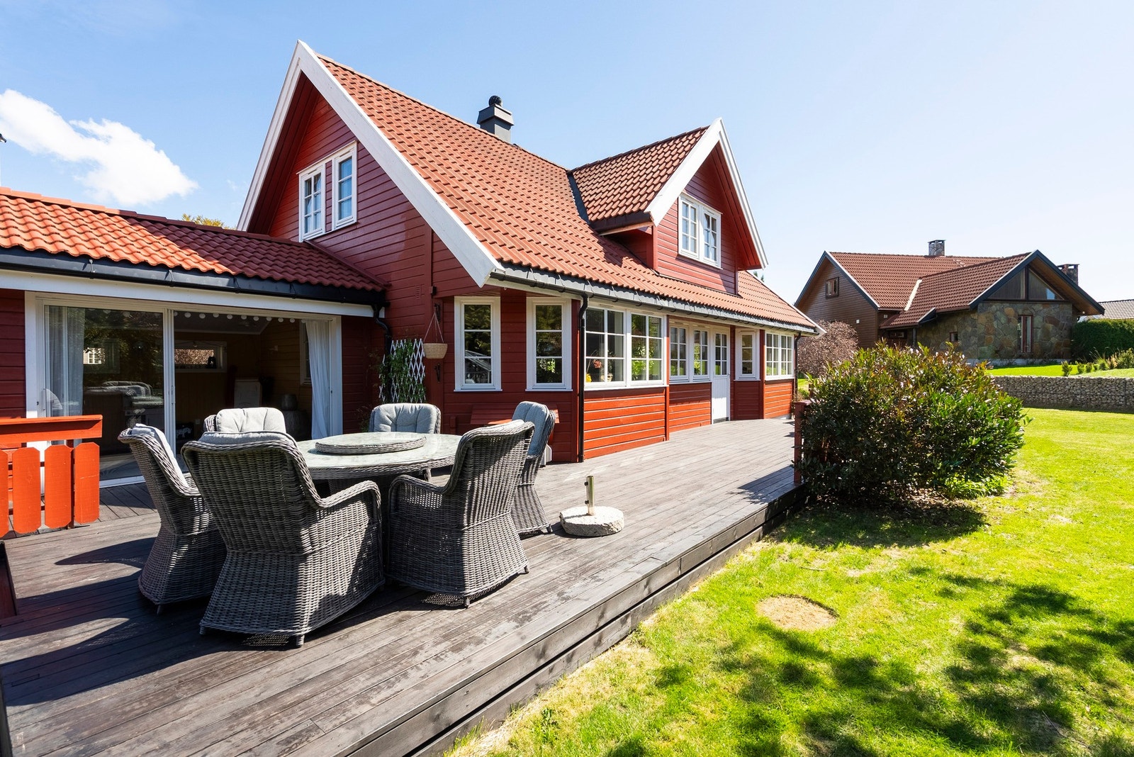 Store skyvedører fra hagestuen til terrassen, eller kort vei fra stue og kjøkken via terrassedør, gir en sømløs overgang mellom inne og ute Galleribilde