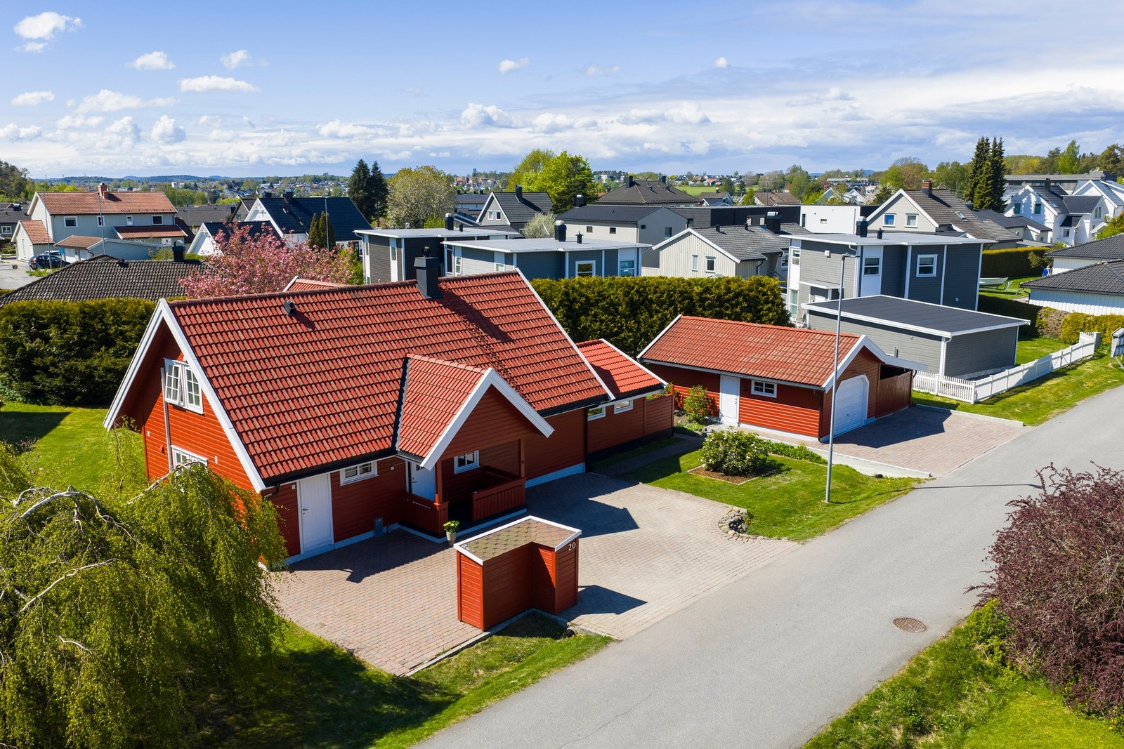 Eiendommen byr på fine og pent opparbeidede uteområder både foran og bak huset som gir et helhetlig og innbydende preg Galleribilde