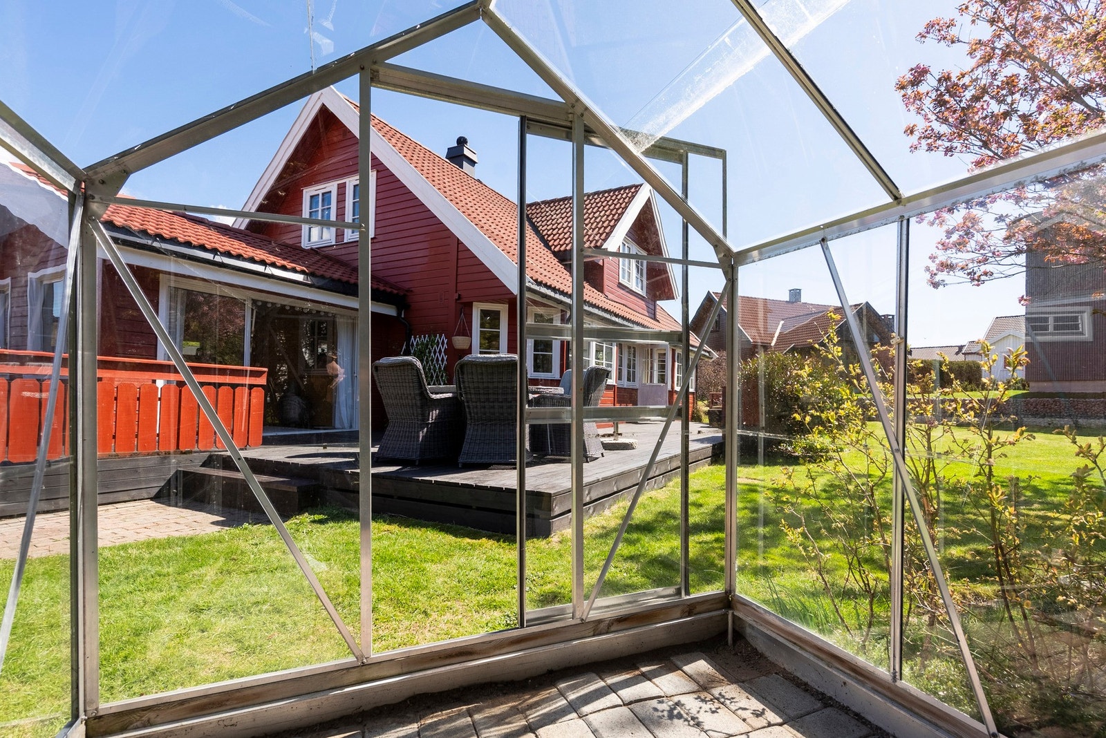 I hagen er det lagt til rette for både dyrking, beplantning, avslapning og lek, som gir en allsidig og attraktiv uteplass Galleribilde
