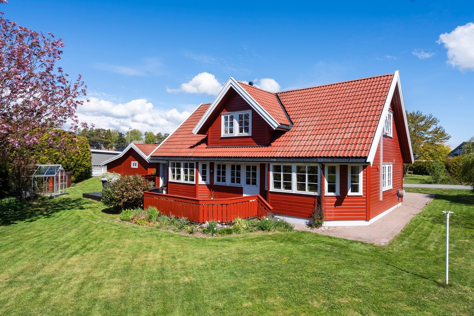 Åpning til terrassen fra begge sider gir kort vei ned til hagebruk og en god flyt mellom uteområdene Galleribilde