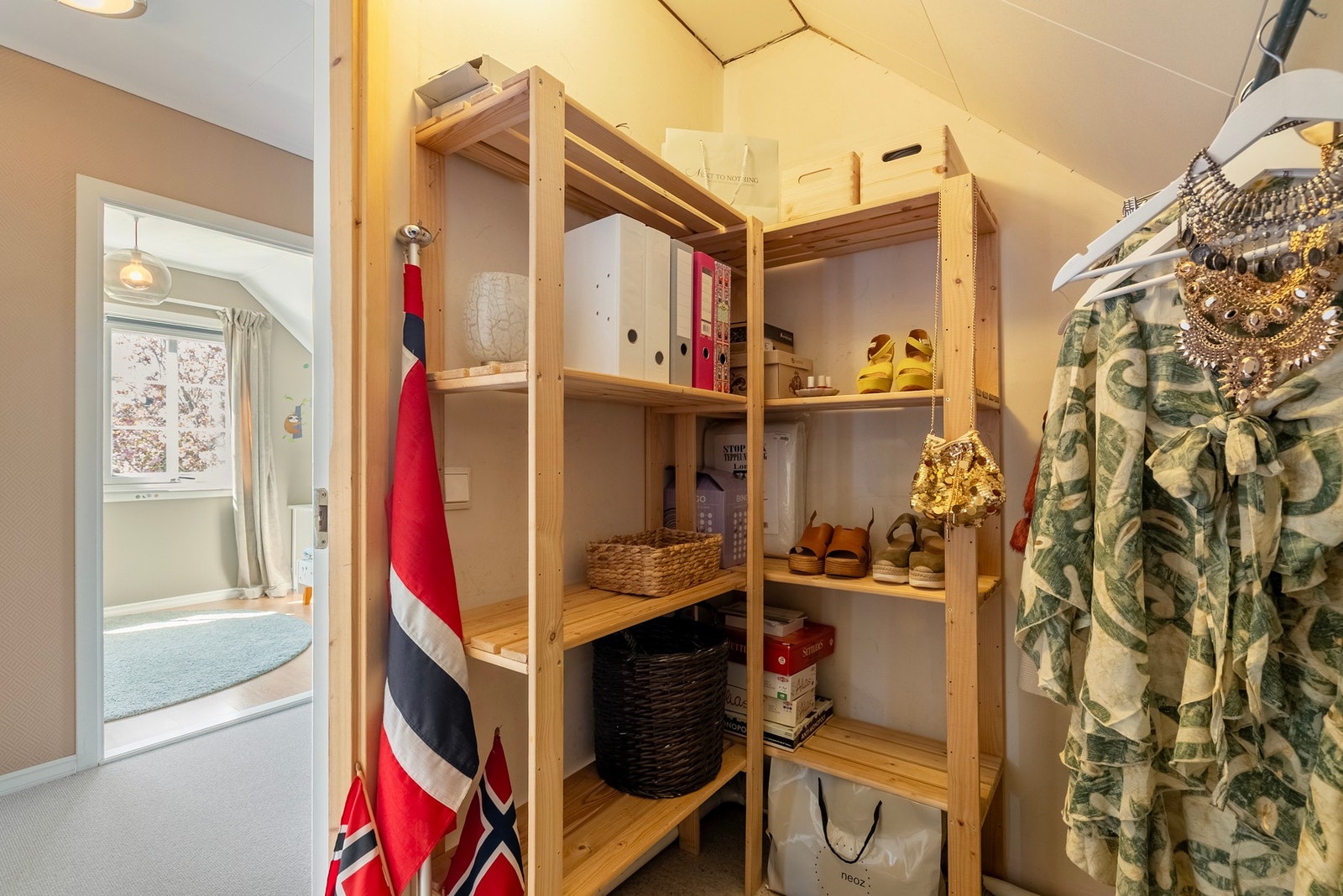 Innvendig bod med plass til det mest nødvendige i hverdagen Galleribilde
