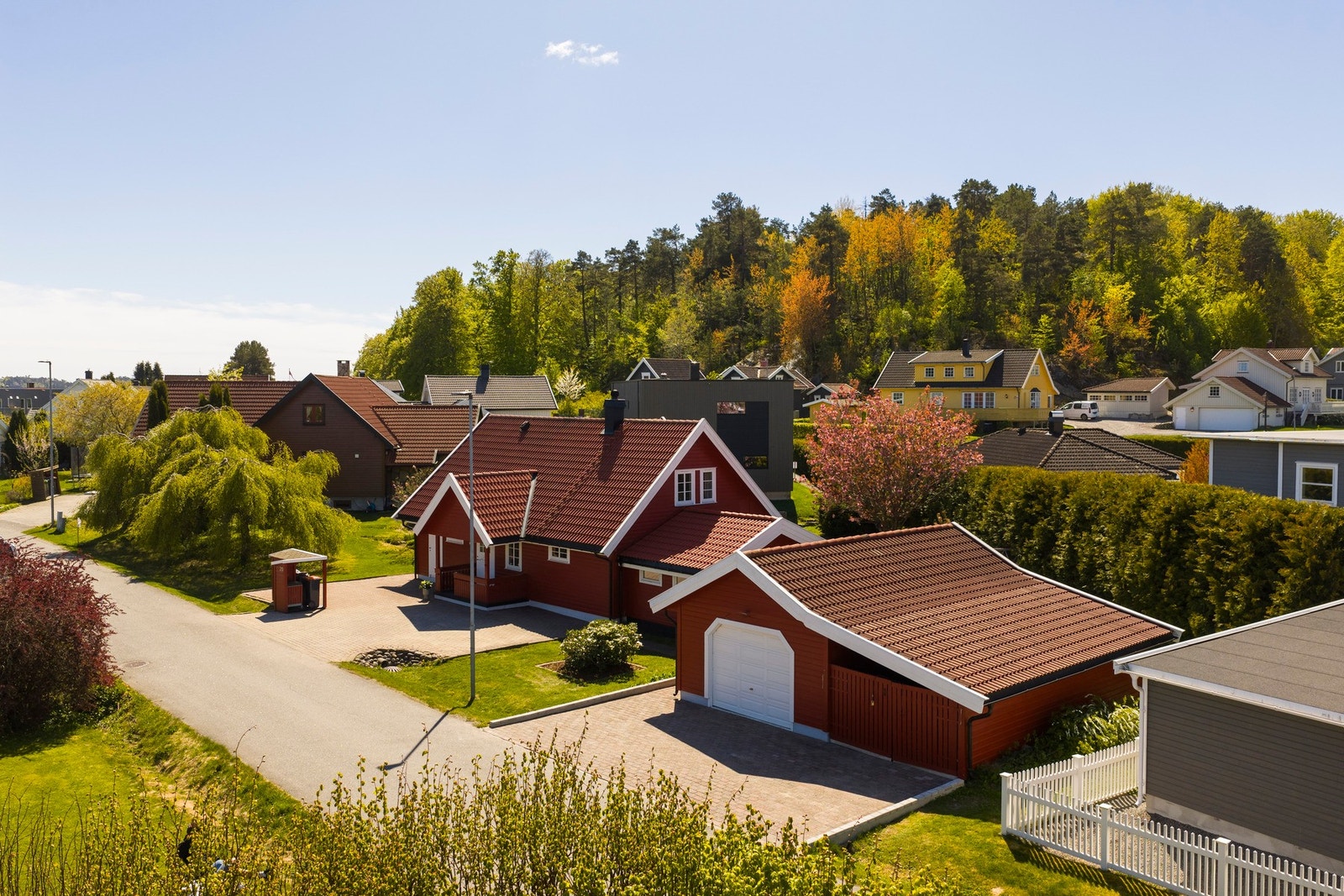 Fredelig, barnevennlig og trygt boligområde med gode rammer for både store og små Galleribilde