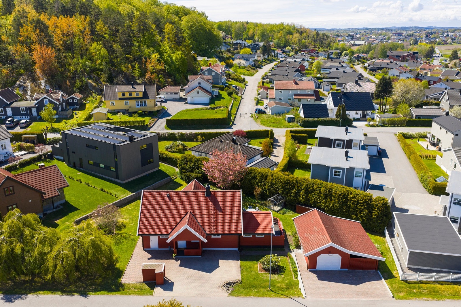 En innholdsrik og romslig tomt med gode muligheter for både uteområder og beplantning Galleribilde