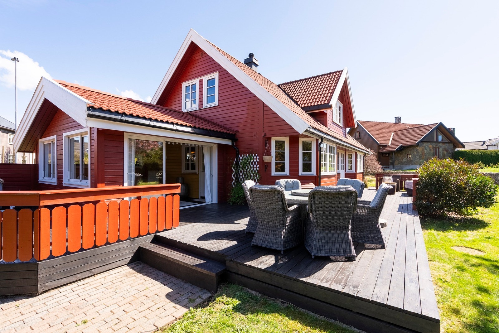 På baksiden av huset har du romslig terrasseområde, hyggelig hagestue og fine grøntarealer som gir en komplett uteplass Galleribilde