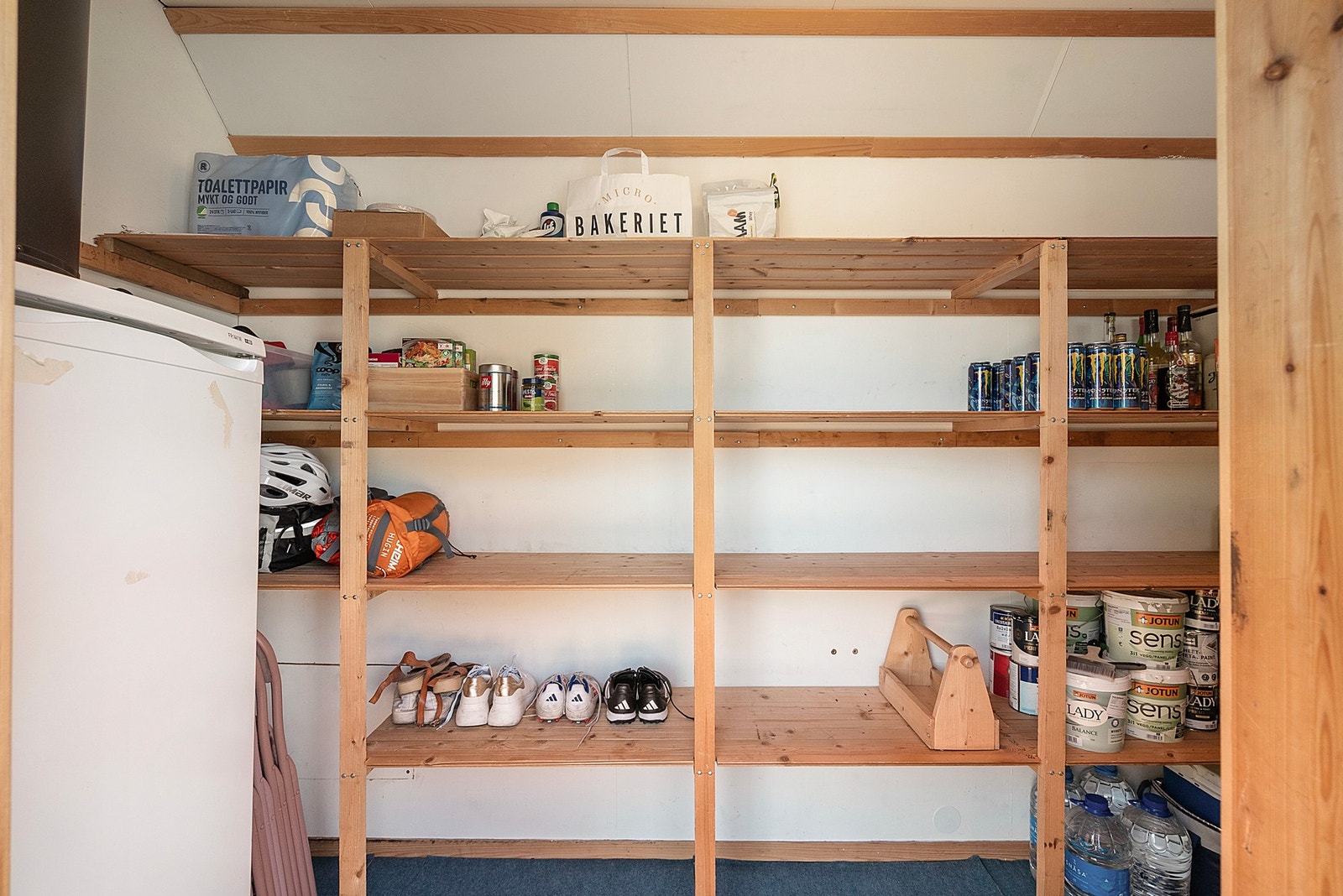 Utvendig bod tilknyttet huset som gir god og praktisk lagringsplass Galleribilde