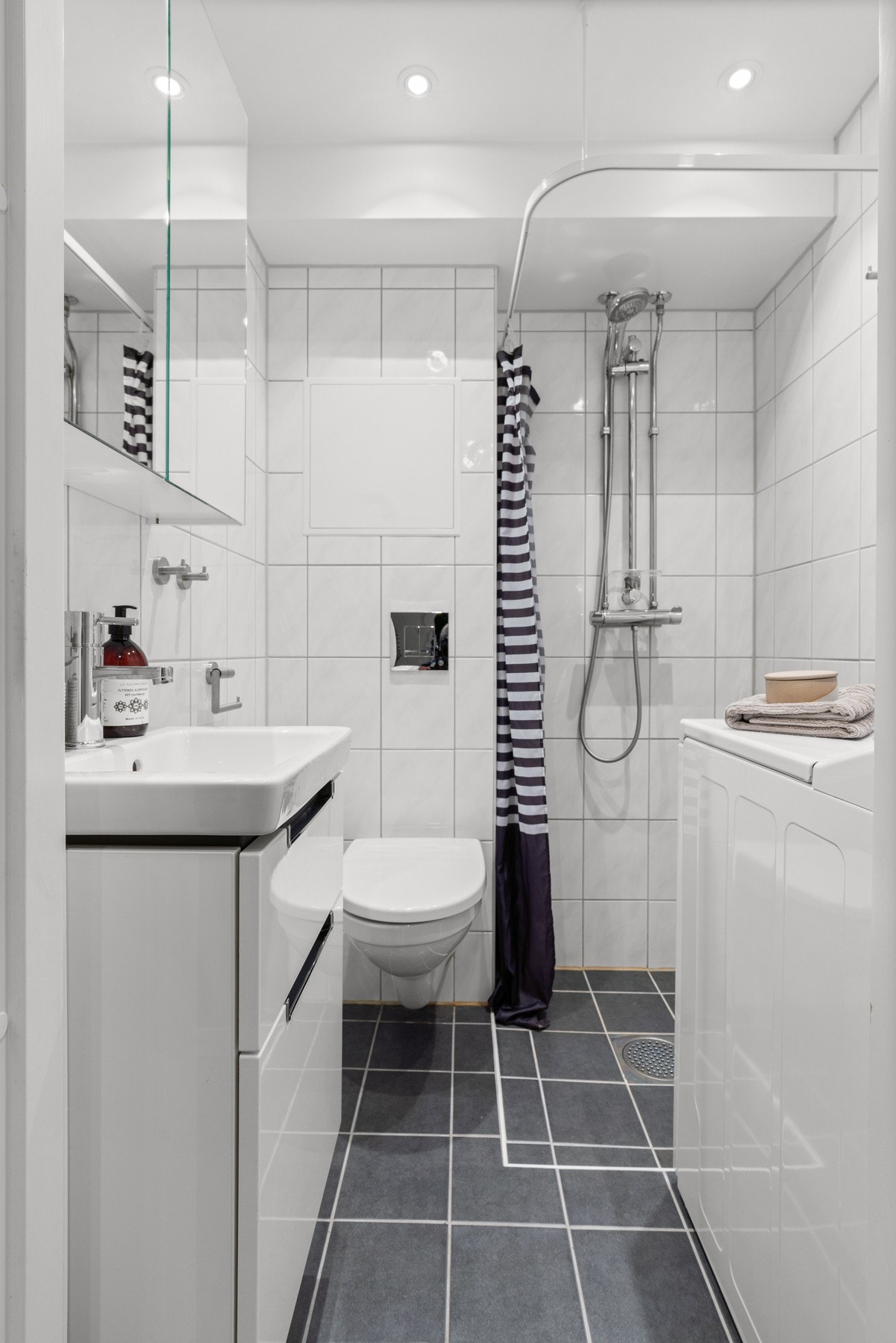 Badet ble modernisert i regi av borettslaget i 2017 og holder en god standard med varmekabler og opplegg for vaskemaskin Galleribilde