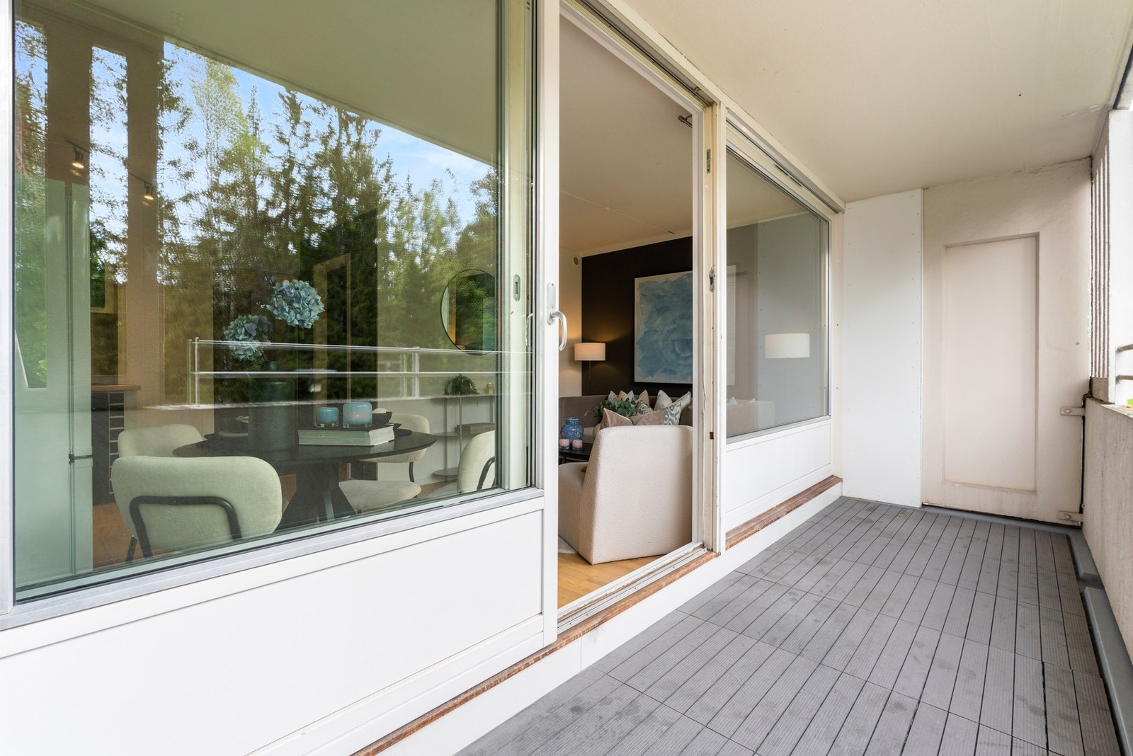 Romslig sydvestvendt balkong på ca. 7 m² Galleribilde