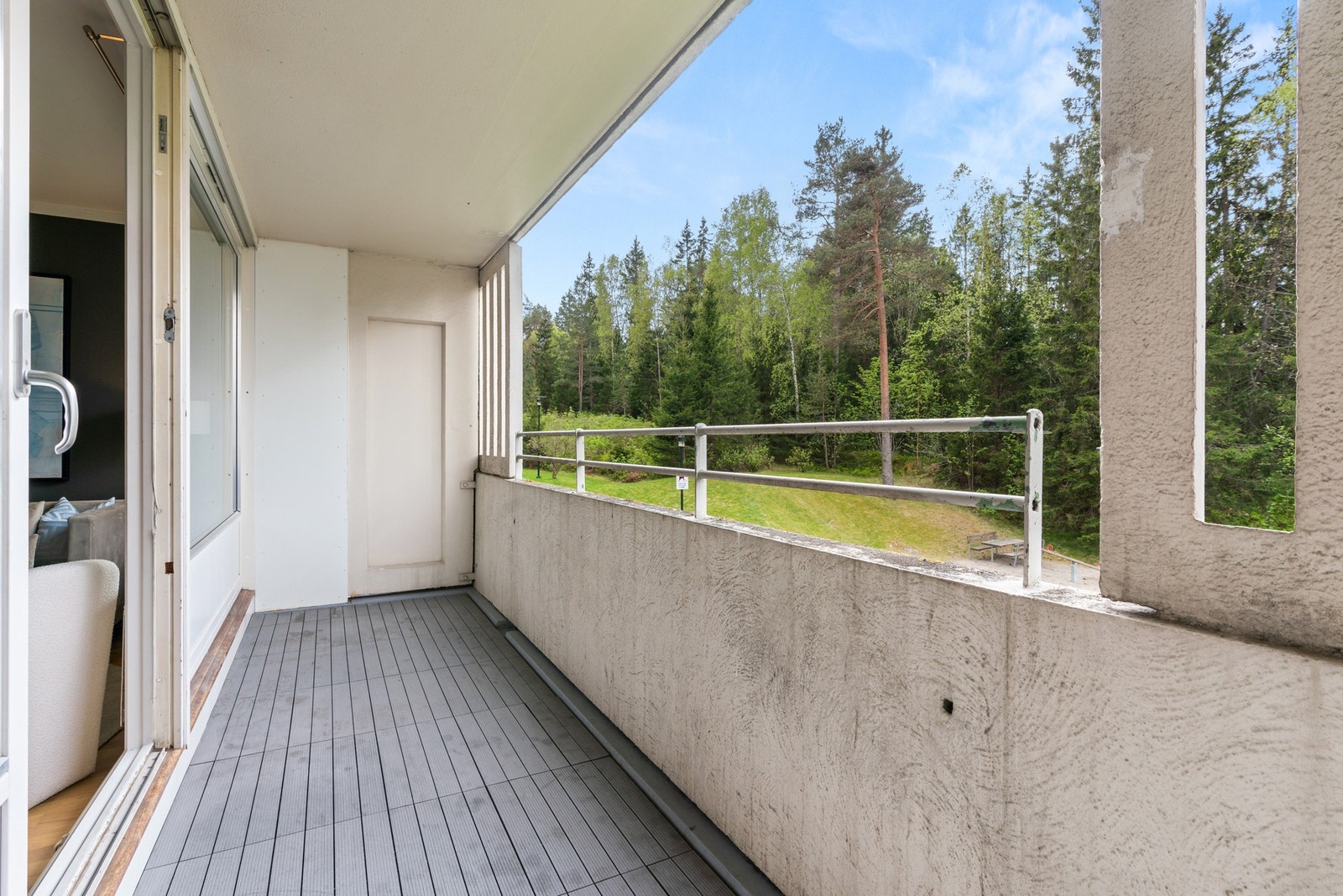 Gode solforhold og utsyn mot grønne omgivelser Galleribilde