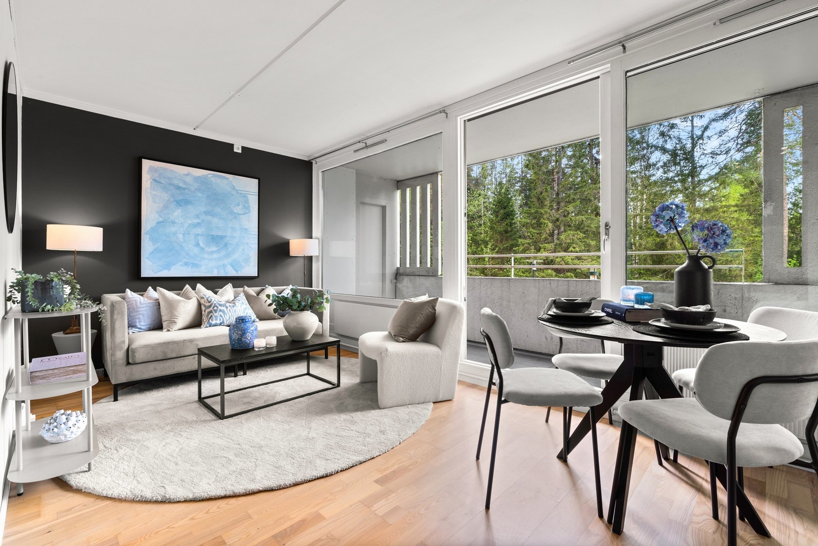 Stuen har god plass til både sofa, spisebord og øvrig møblering Galleribilde