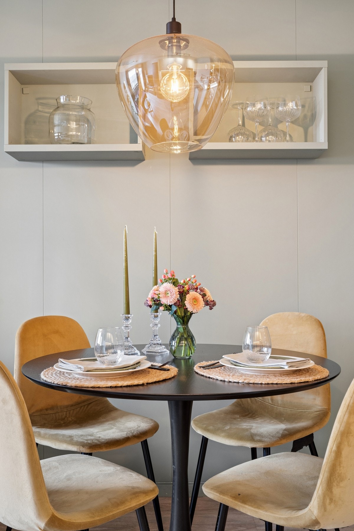 Her er det plass til en hyggelig spisegruppe for familie og venner. Galleribilde