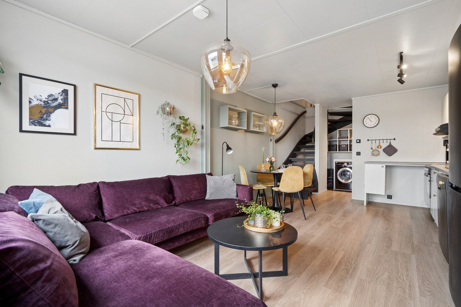Dette er en gjennomgående leilighet over to plan, med en arealeffektiv og moderne planløsning. Galleribilde