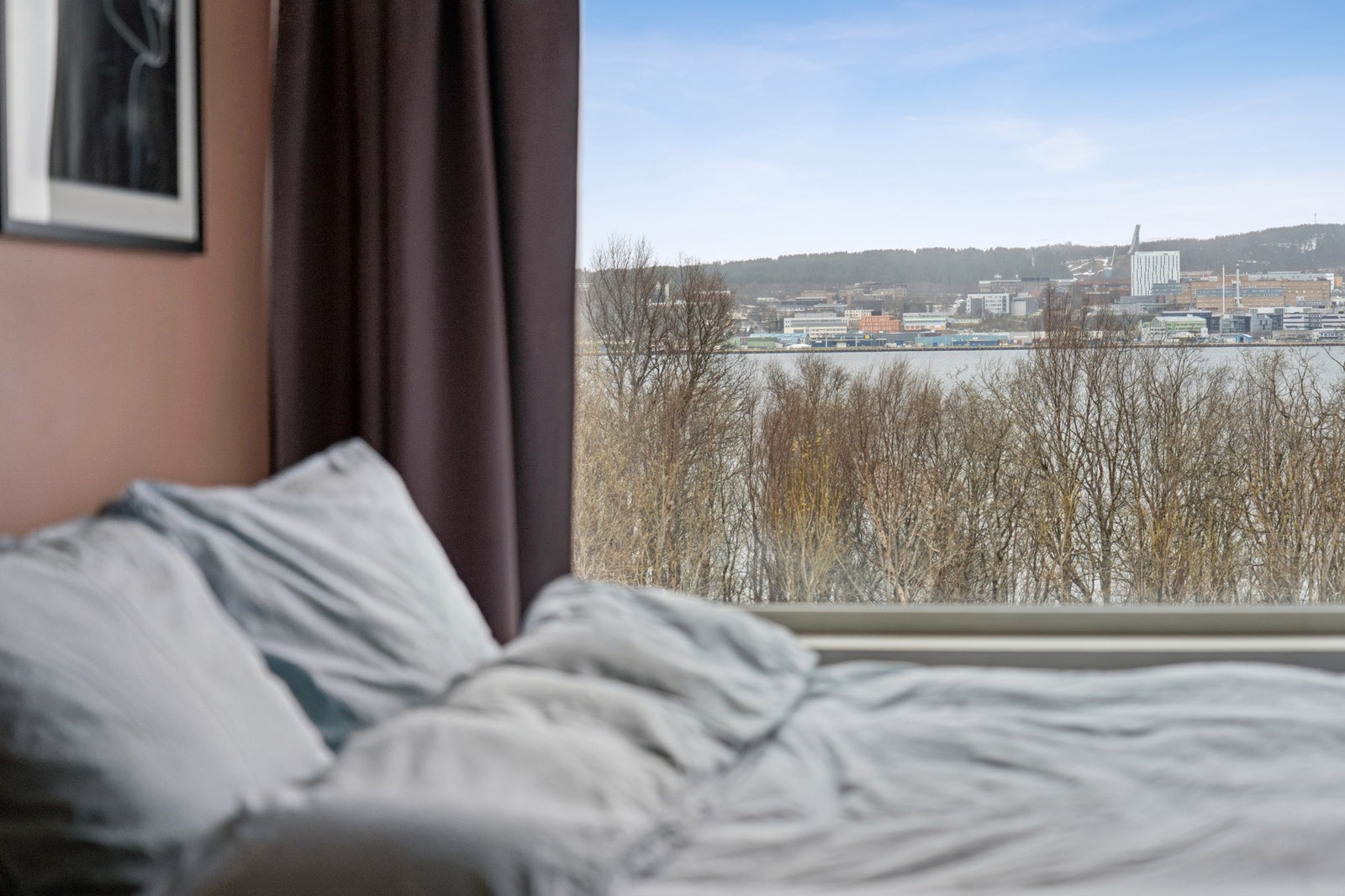 Fra soveromsvinduet er det fin utsikt mot sjøen og Tromsøya. Galleribilde