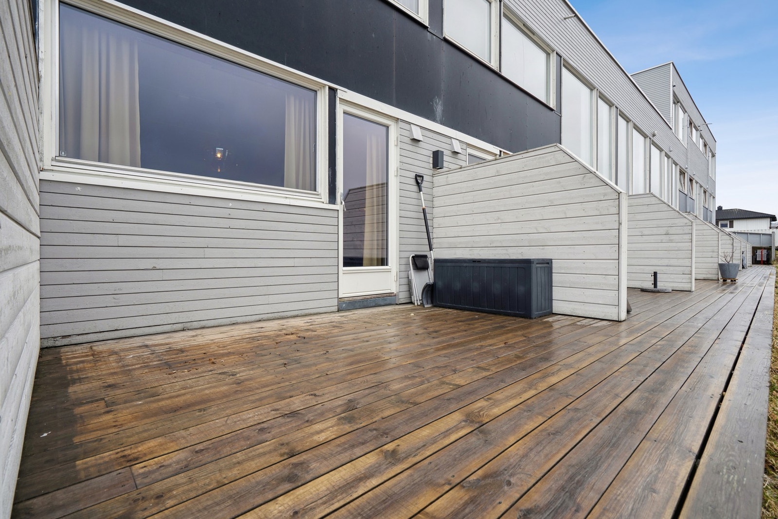 Fra stuen er det direkte utgang til en romslig, trebelagt terrasse med utsikt mot Tromsøysundet. Galleribilde
