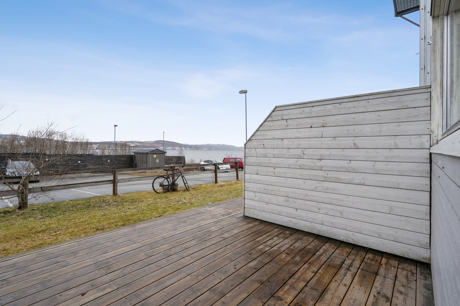 Fra terrassen er det utsikt over nærområdet og mot Tromsøysundet. Galleribilde