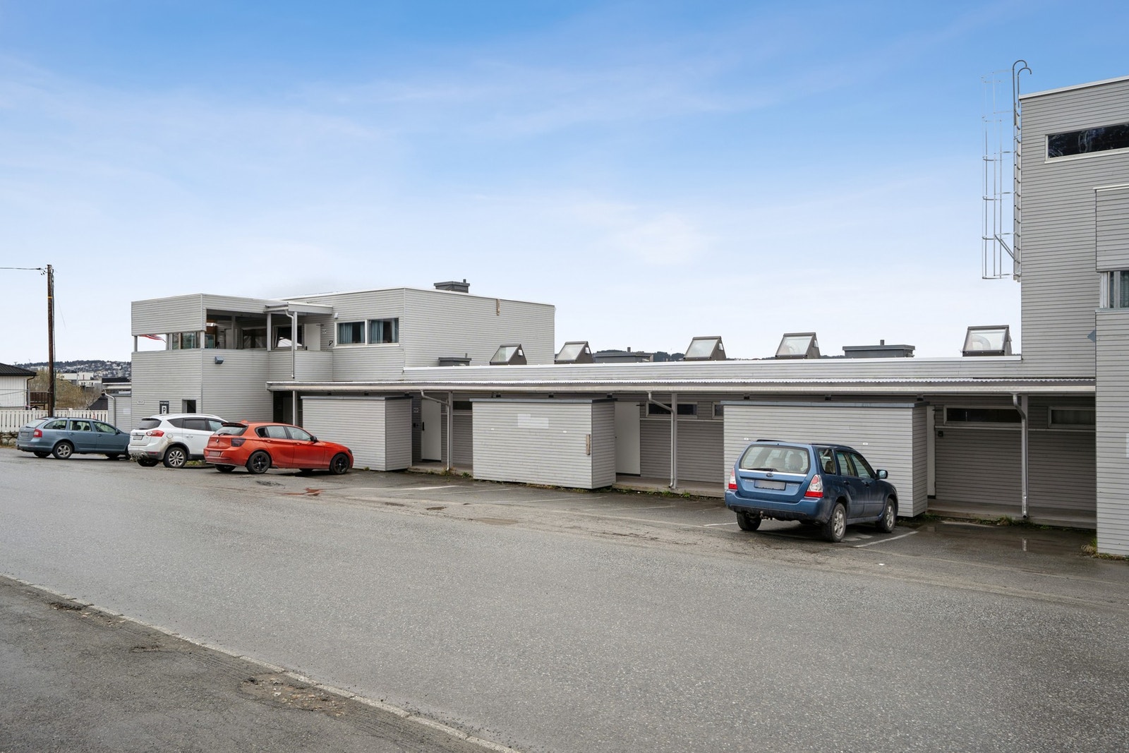 En parkeringsplass på baksiden medfølger Galleribilde