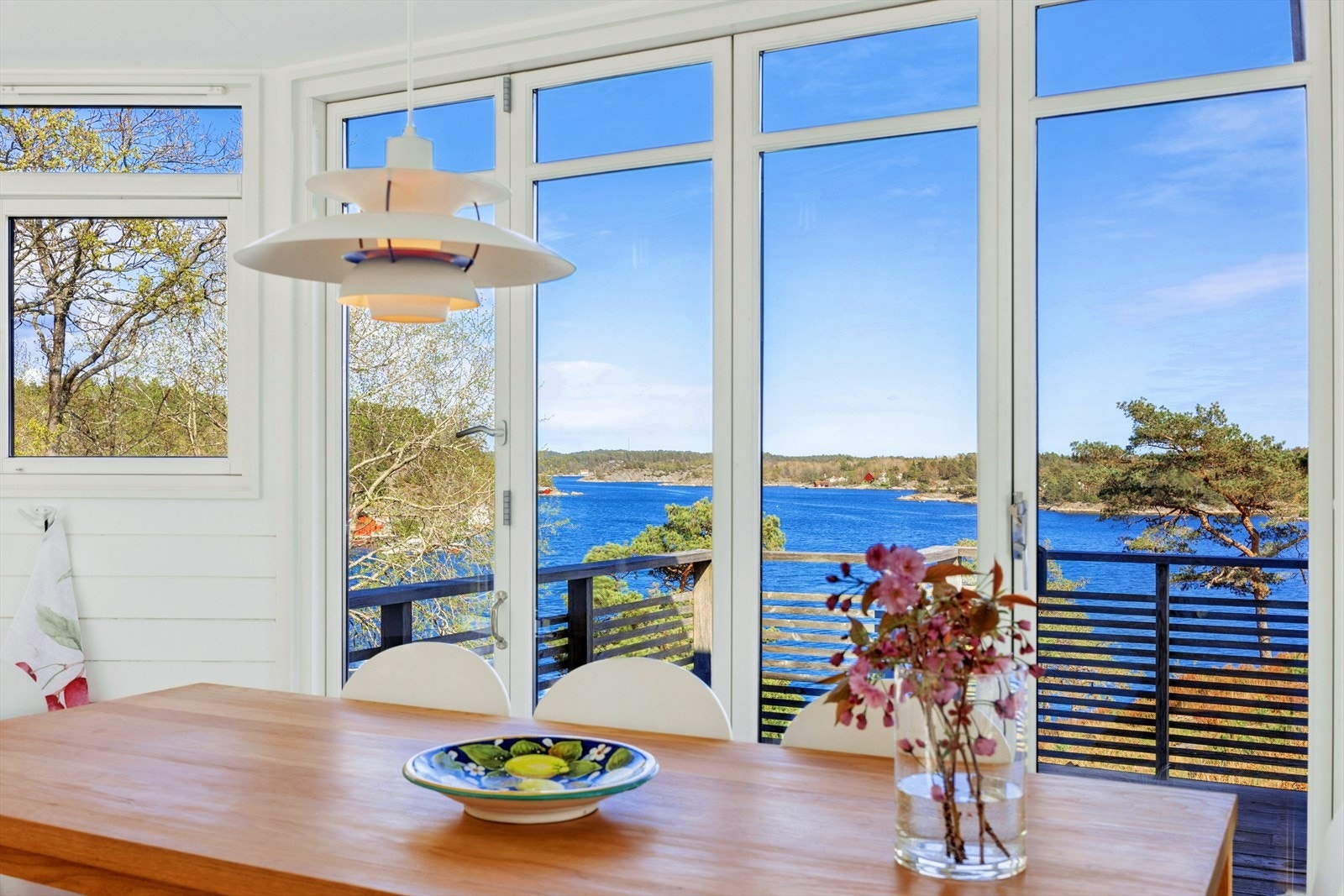 Fra spiseplassen er det foldedør ut til terrassen og utsikt mot øst. Galleribilde