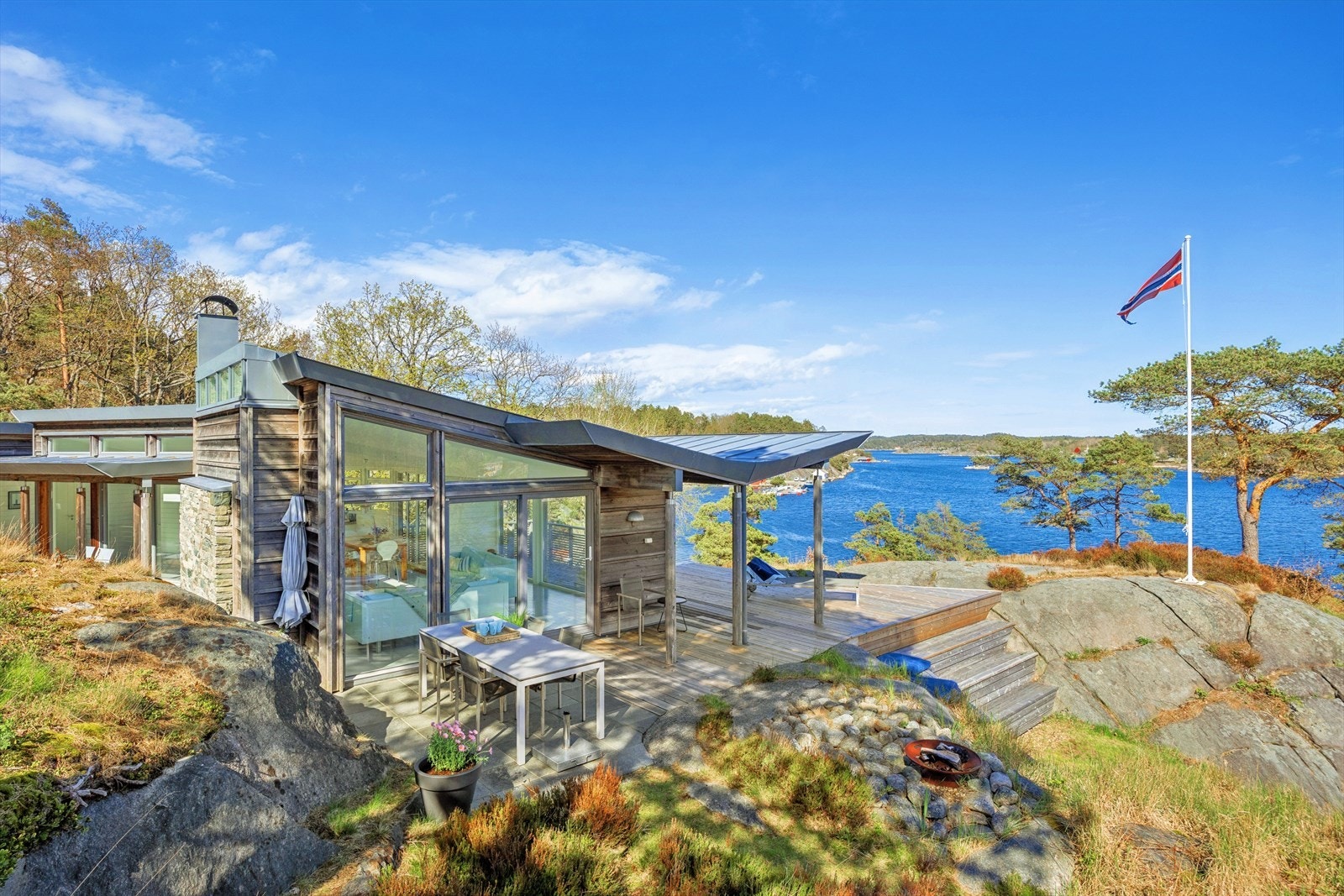 Velkommen til visning i Bjørnvigveien 55! Moderne og meget innholdsrik hytte med fantastisk utsikt beliggende på en usjenert odde i Blindleia. Galleribilde