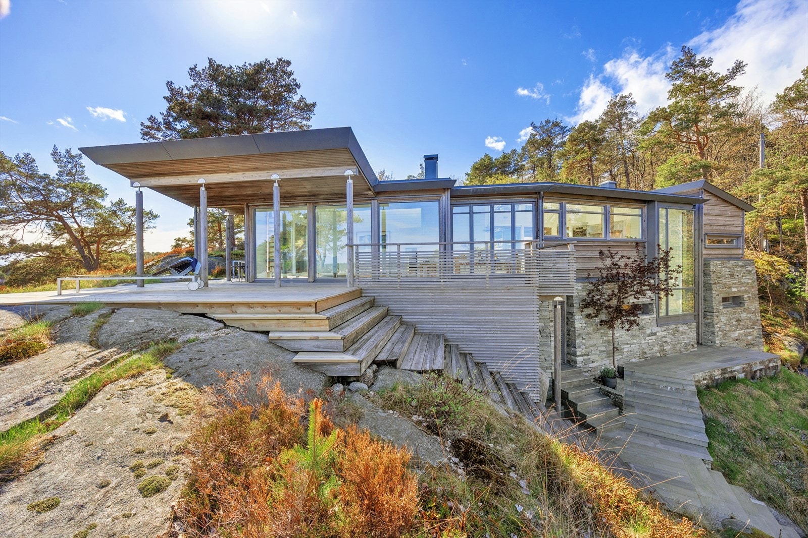 Moderne, eksklusiv hytte tegnet av Arkitekt Haarklau. Hytten er tilpasset terreng og omgivelser på svært god måte slik at man får maksimal utnyttelse av utsikten og uteområdene. Galleribilde