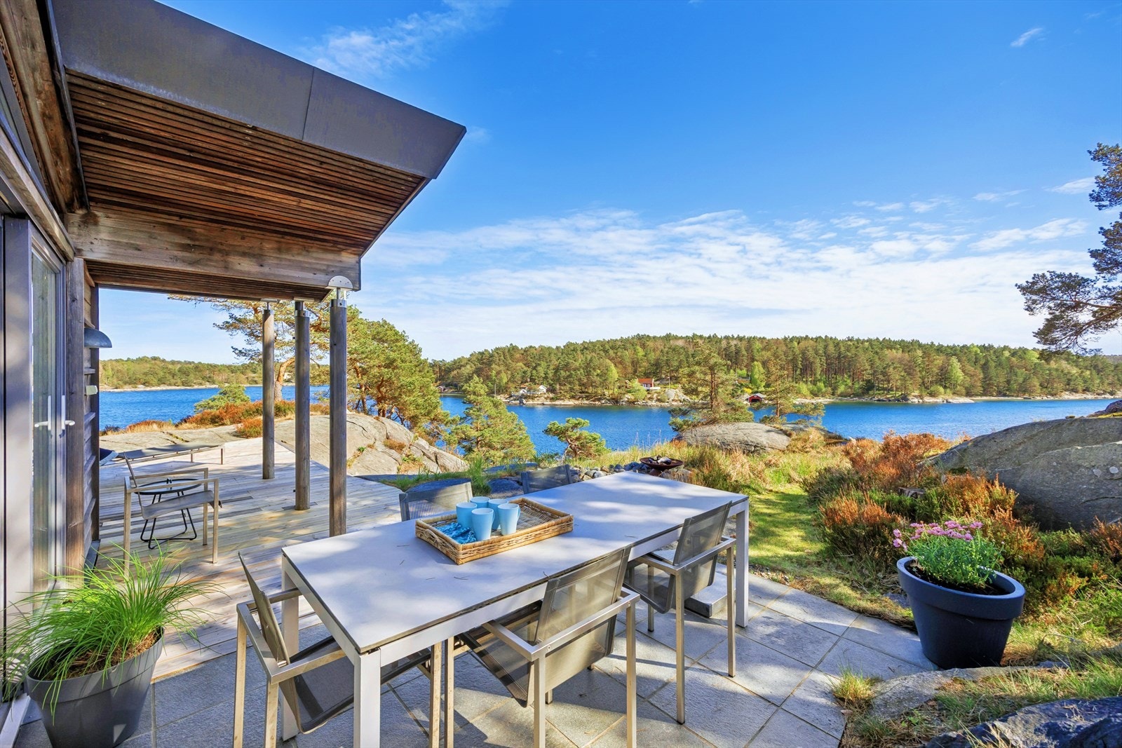 Deler av terrassene er overbygget. Galleribilde