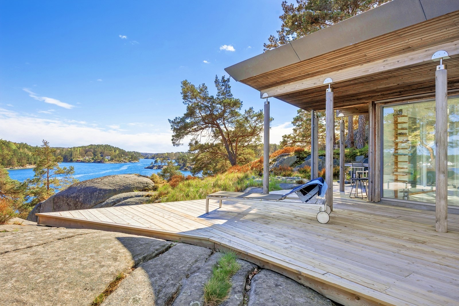 Store terrasser uten innsyn fra naboer og en hytte med store glassflater og mange fine detaljer kjennetegner eiendommen. Galleribilde