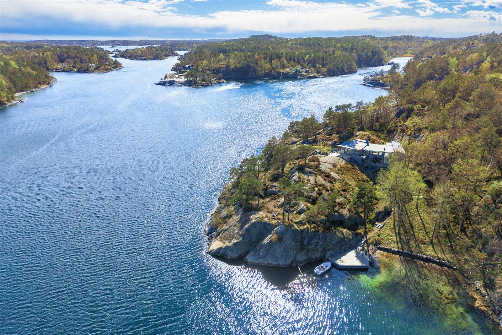 Eiendommen ligger på en egen odde med vid utsikt i flere retninger. Galleribilde
