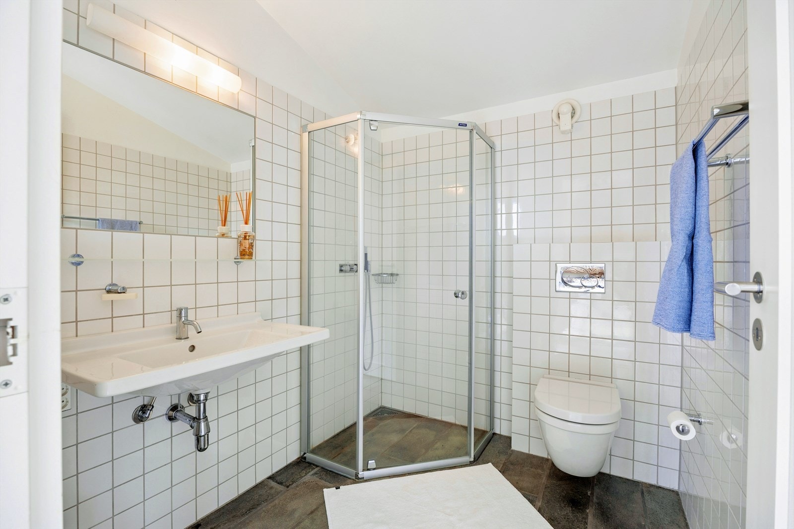 Baderommet i hovedetasjen. Innbydende bad med fliser på vegger og gulv. Varmekabler. Galleribilde