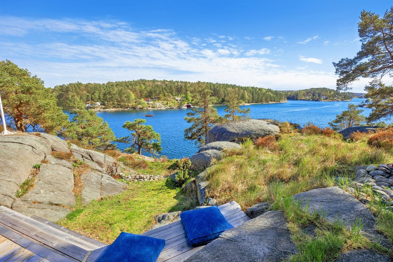 Tomten rundt hytten har fine svaberg, men også noe opparbeidet hage. Galleribilde