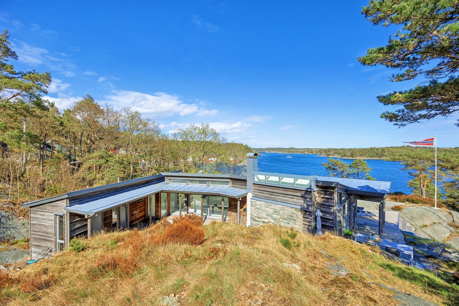 Hytten sett fra vest sydvest. Den er perfekt tilpasset omgivelser og terreng. Galleribilde