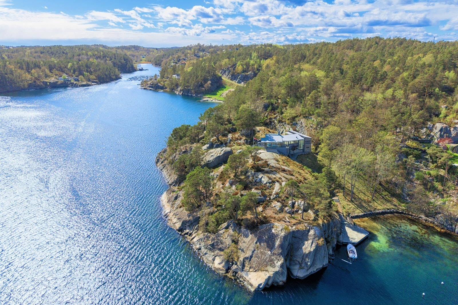 Bjørneviga med båtplassen sees i bakgrunnen. Galleribilde