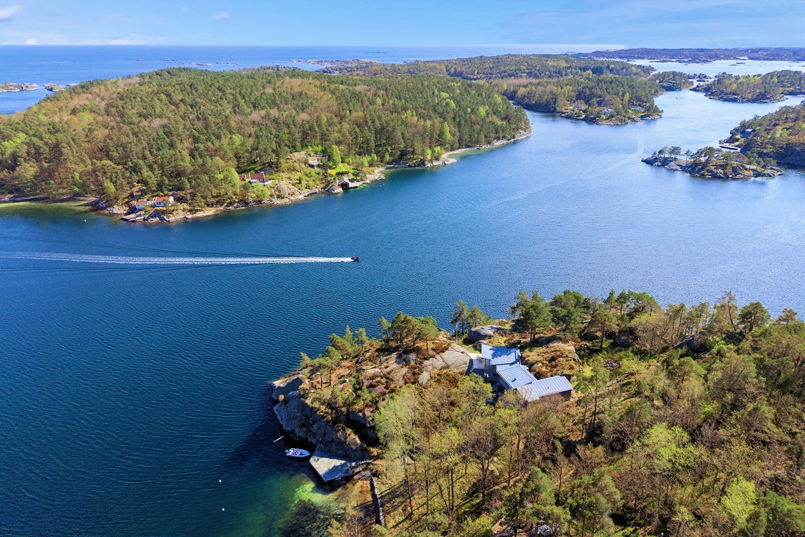 Fra hytten er det vid utsikt i flere retninger og den ligger helt usjenert til uten innsyn fra naboer. Galleribilde
