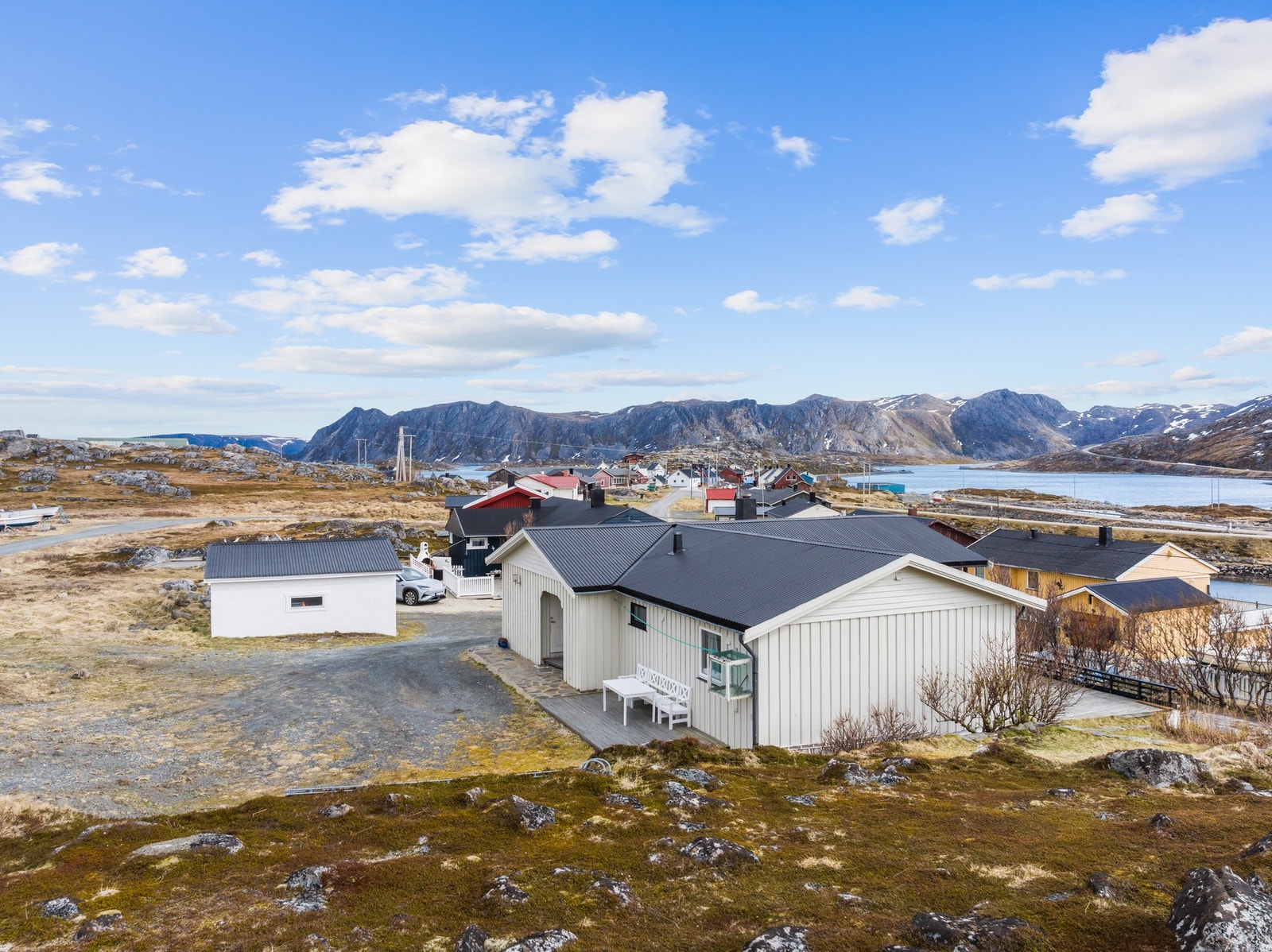 Velkommen til Tore Hundsveg 11! Foto: Trygve Hammelbo
Eiendommen ligger i et lett skrående terreng i Gjesvær, med nærhet til både natur og sjø. Galleribilde