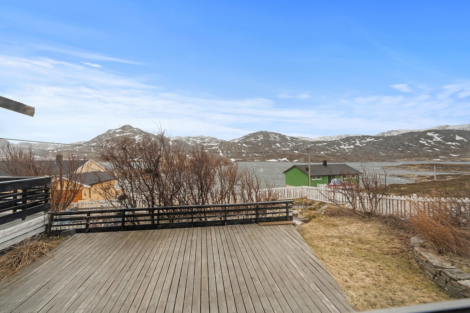 Fra stuen er det utgang til en balkong og videre ned til en markterrasse på bakkeplan. Galleribilde