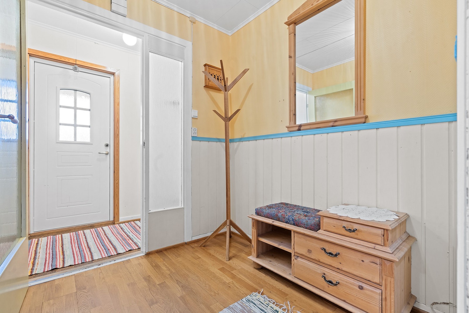 Gangen har parkett på gulvet og binder sammen boligens ulike rom. Galleribilde