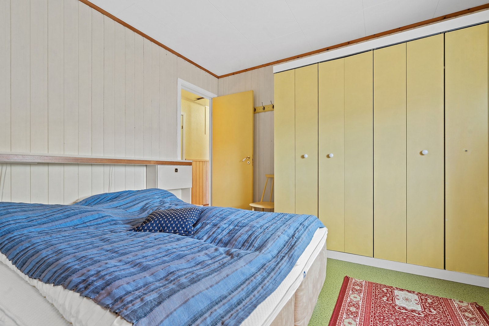 Garderobeskap gir gode lagringsmuligheter på soverommet. Galleribilde