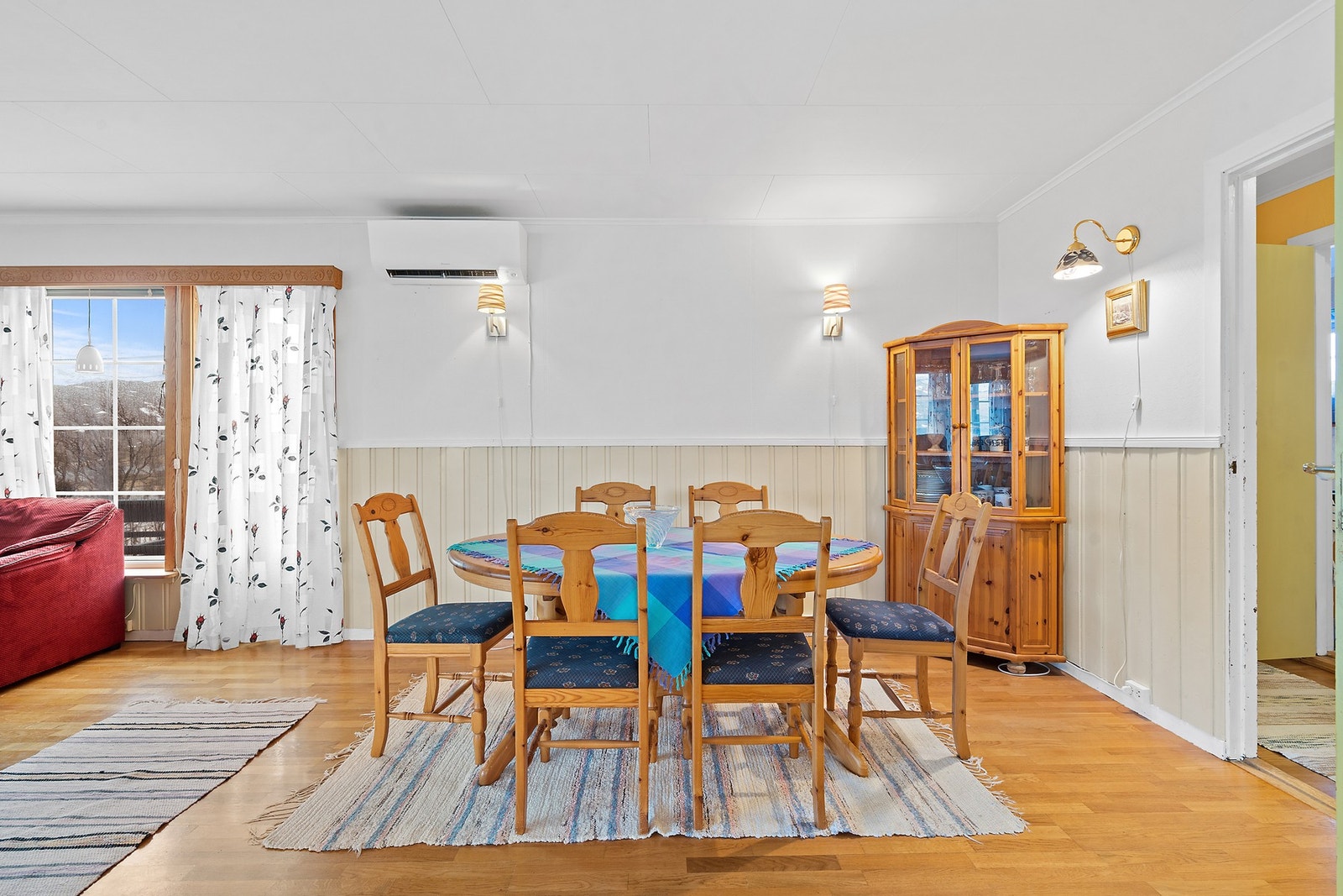 I tilknytning til stuen er det god plass til en større spisegruppe. Galleribilde