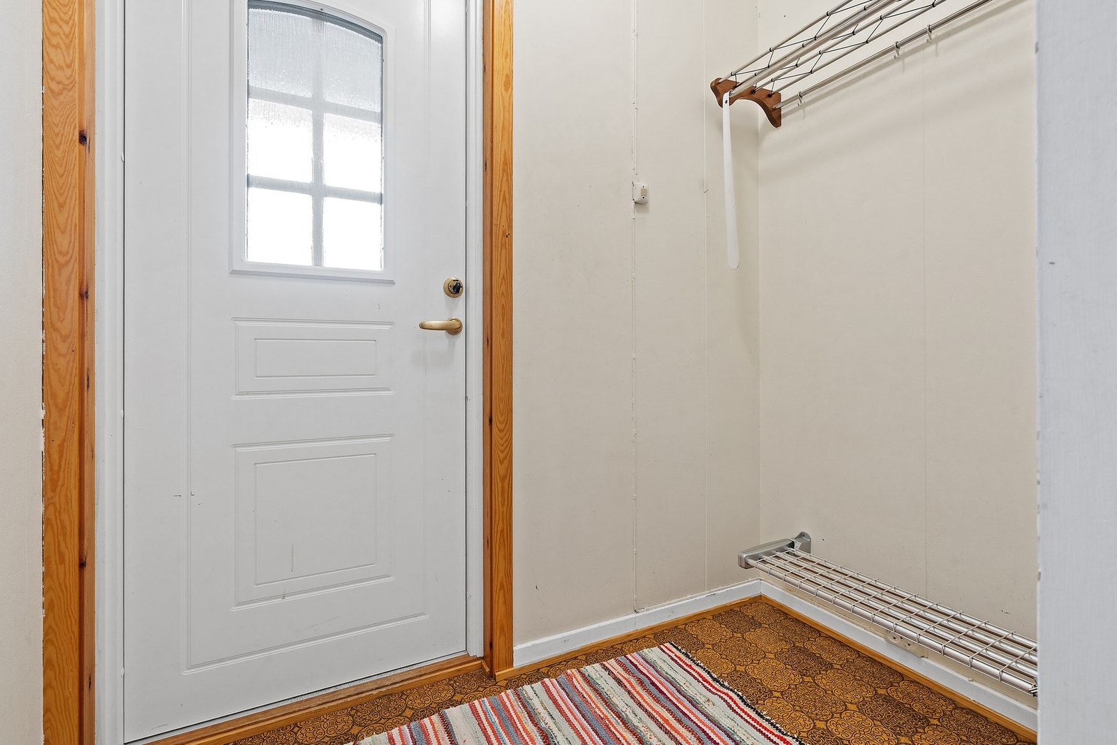 Praktisk plass for yttertøy og sko ved inngangspartiet. Galleribilde