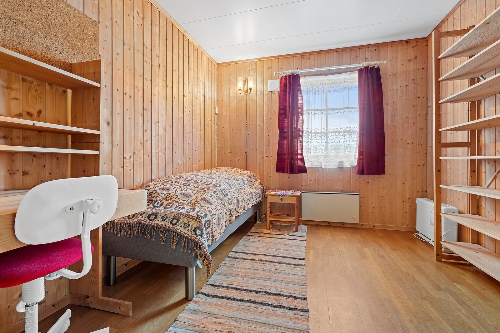 Det ene av boligens tre soverom, med plass til seng og skrivepult. Galleribilde