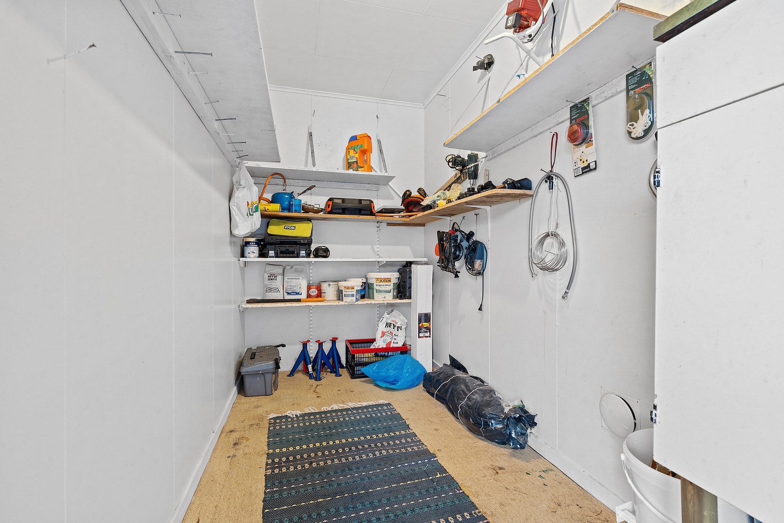 Boligen har flere innvendige boder som gir ekstra lagringsplass. Galleribilde