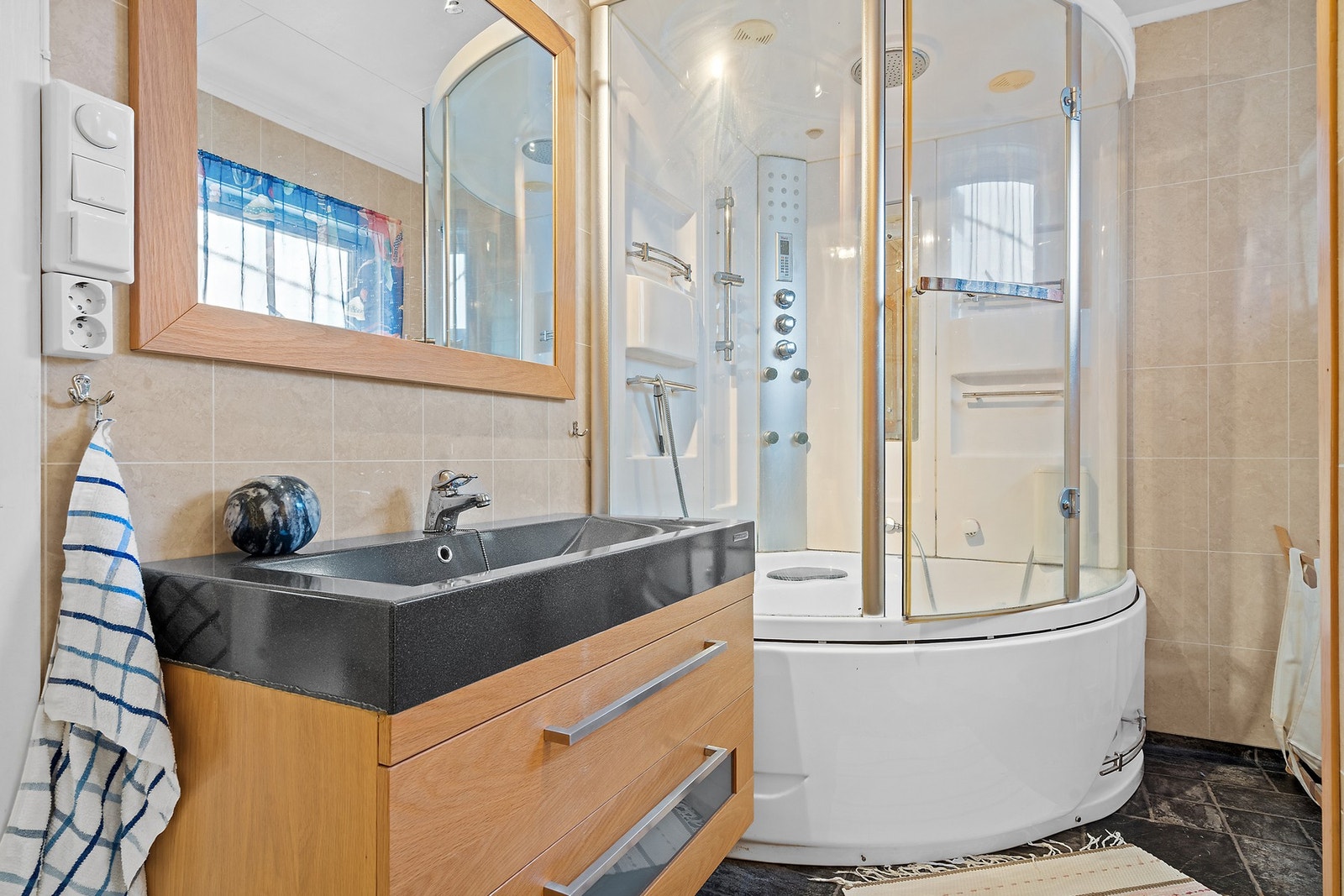 Badet ble oppgradert i 2005 og er utstyrt med både dusjkabinett og badekar. Galleribilde