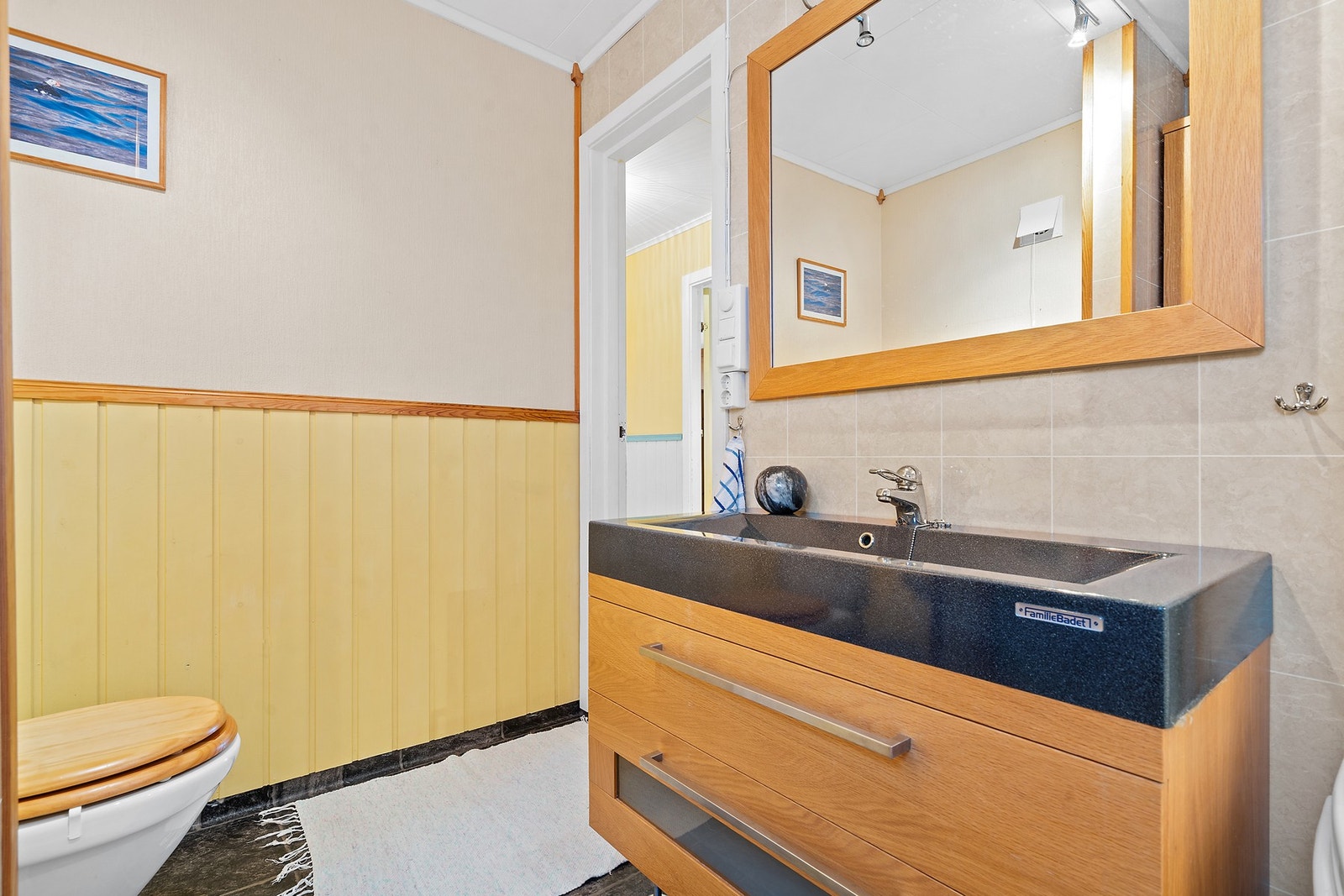 Her er det elektriske varmekabler i gulvet og innredning med nedfelt servant. Galleribilde