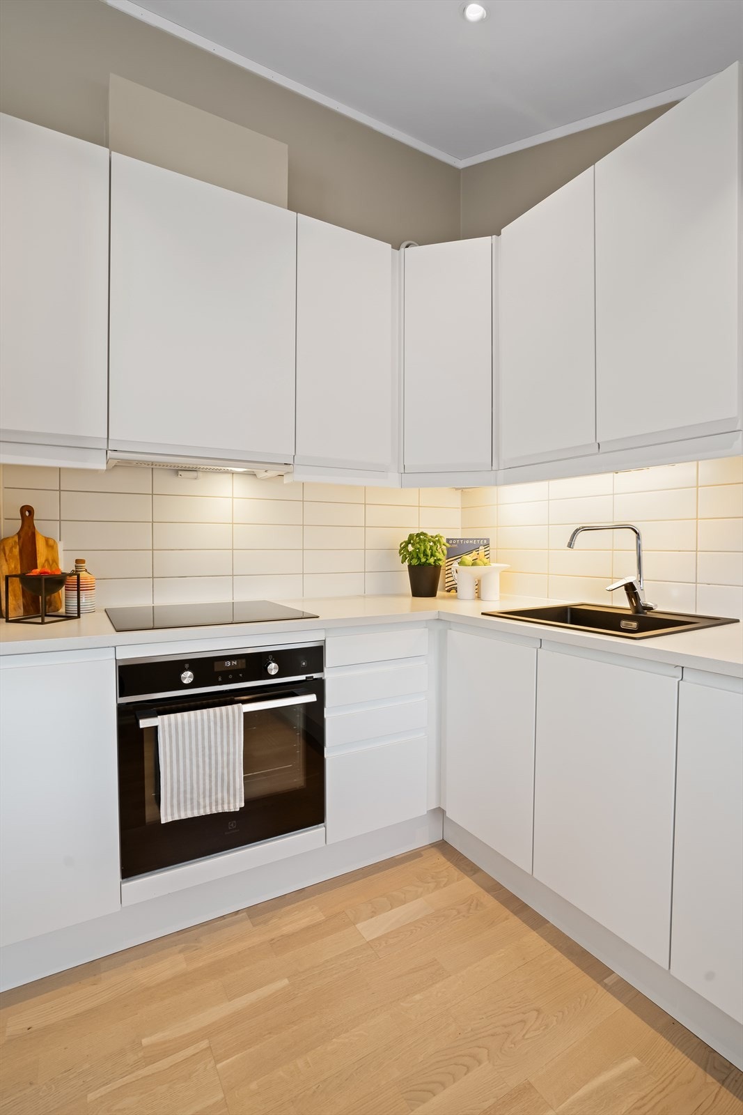 Innredning med glatte fronter og laminat benkeplate med nedfelt vask. Galleribilde