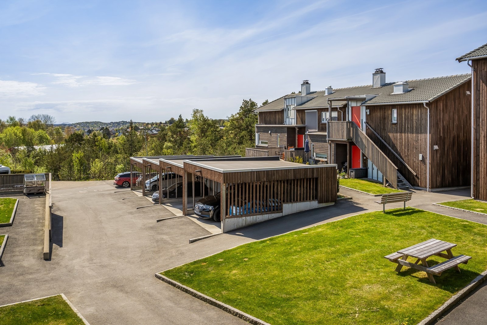 Sameiet har velholdte fellesarealer med grøntområder og parkeringsløsninger. Galleribilde