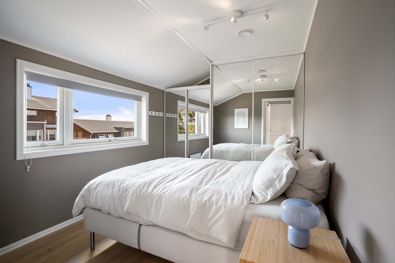 Videre byr leiligheten på ett romslig soverom. Her kan det enkelt møbleres med dobbeltseng, tilhørende møblement og stor skyvedørsgarderobe som har godt med oppbevaringsplass. Galleribilde