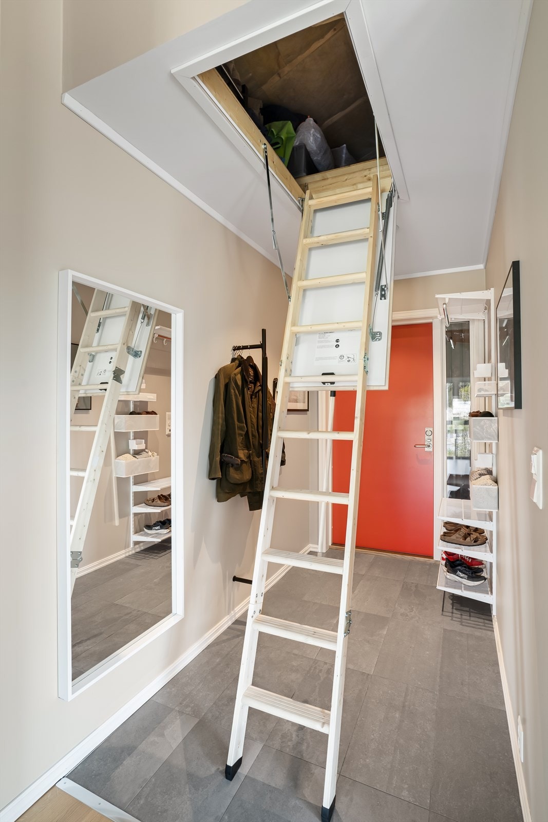 Leiligheten har gode lagringsmuligheter på kaldloft, innvendig bod, samt en ekstern bod på 5 m². Galleribilde