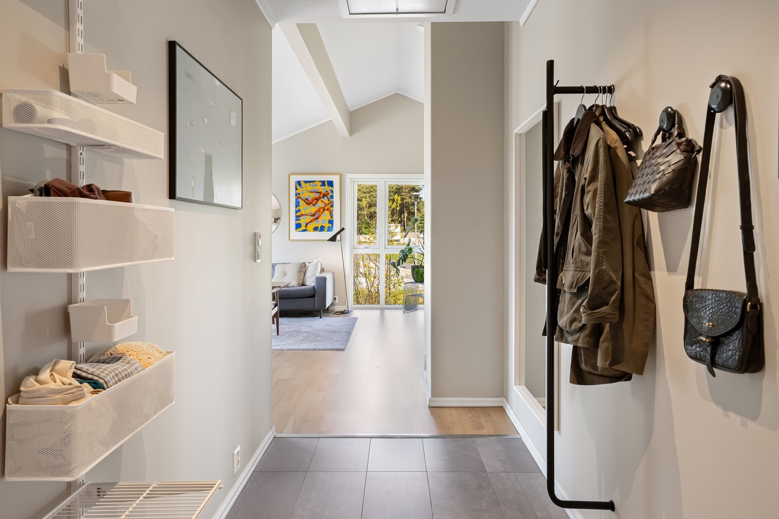 Leiligheten har gjennomgående duse, tidsriktige farge- og materialvalg. Galleribilde